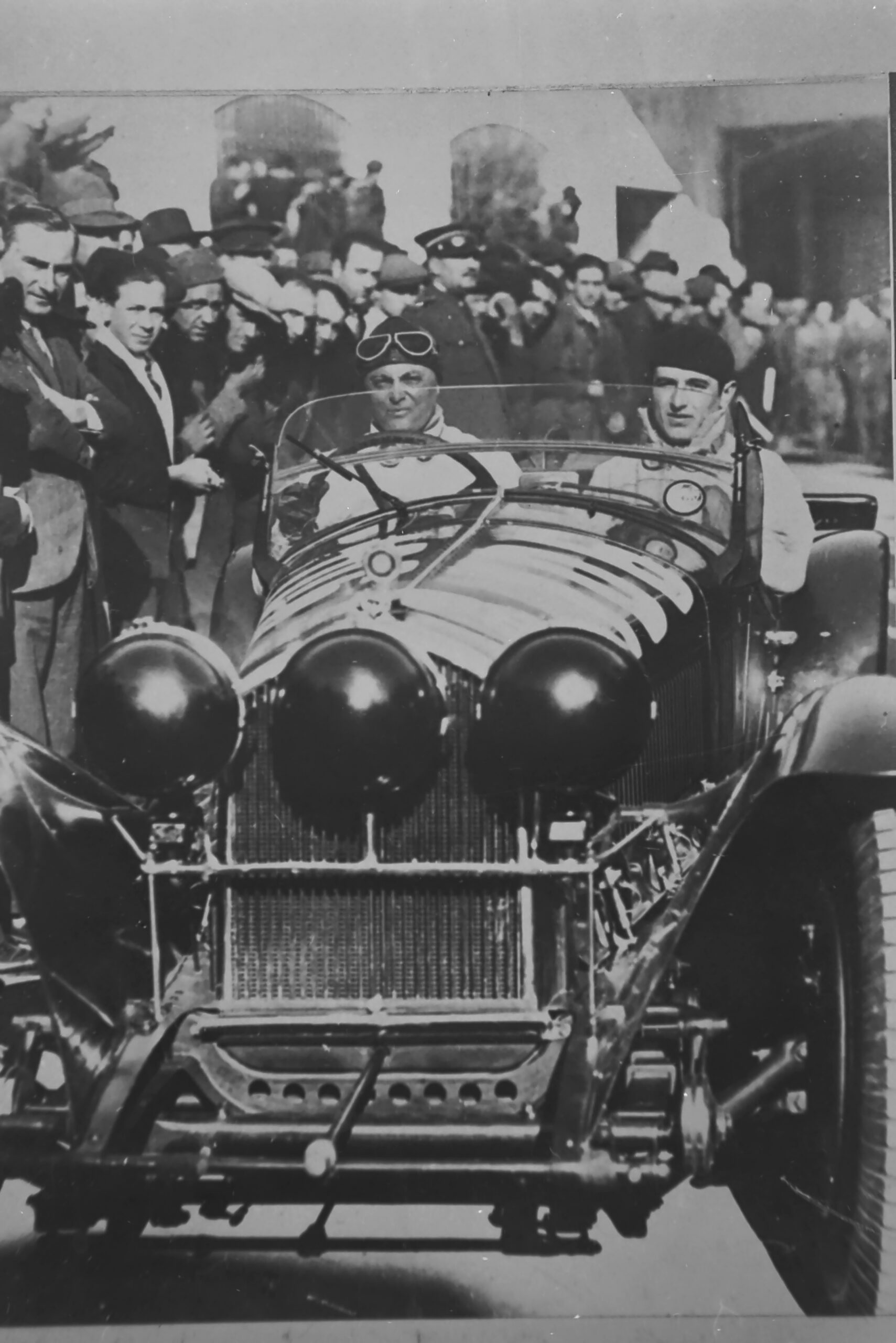A Brescia prima della Partenza della vittoriosa Mille Miglia 1932 su Alfa Romeo 8C A Brescia prima della Partenza della vittoriosa Mille Miglia 1932 su Alfa Romeo 8C