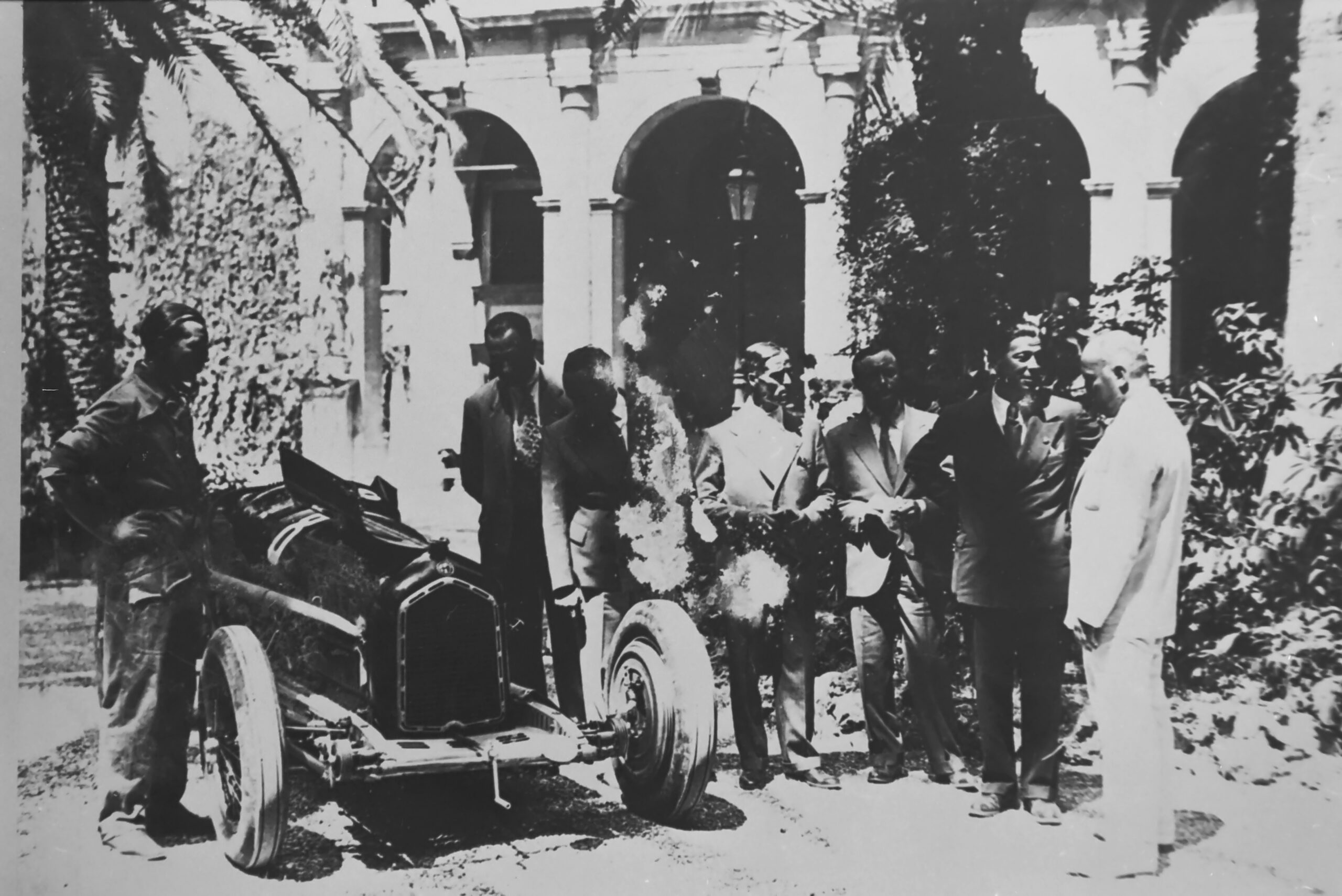 Borzacchini e Nuvolari prsentano a mussolini l' Alfa Romeo p3 Borzacchini e Nuvolari prsentano a mussolini l' Alfa Romeo p3